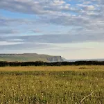 بيت للعطل Wild Meadow Huts *