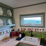 بيت للعطل Wild Meadow Huts