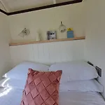 Wild Meadow Huts بيت للعطل دولين
