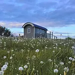 Wild Meadow Huts دولين