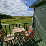 بيت للعطل Wild Meadow Huts *