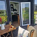 Wild Meadow Huts دولين