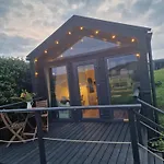 Wild Meadow Huts * دولين