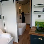 بيت للعطل Wild Meadow Huts