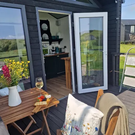 Wild Meadow Huts ドゥーリン