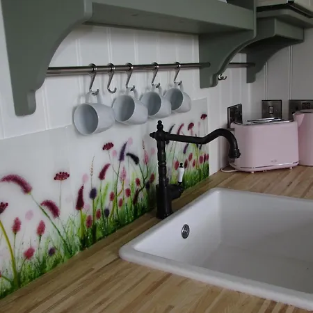 Wild Meadow Huts * ドゥーリン